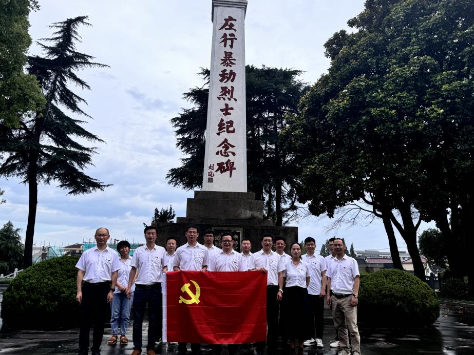 紀念碑黨員合影